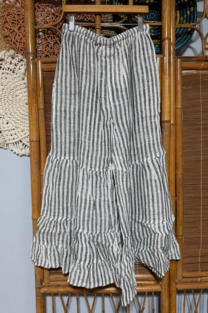 Sale - Black & White Farmer's Daughter Burlap Tie Waist Capri Pant